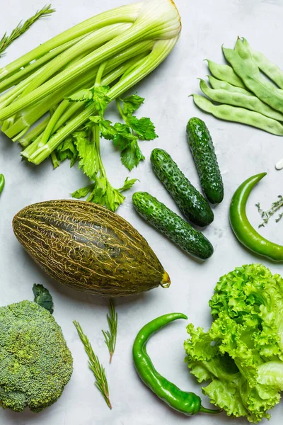 Verse groene groenten op grijze achtergrond — Stockfoto