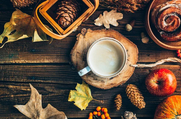 Herfstconcept. Heerlijke koffie op houten achtergrond — Stockfoto