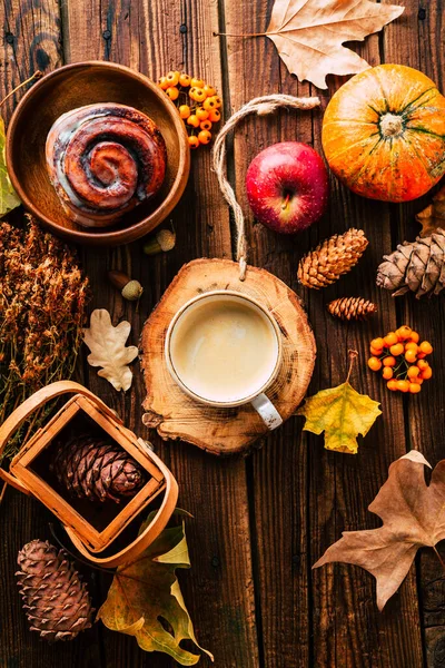 Heerlijke cappuccino met een broodje op een herfstachtergrond. Thuis comfort — Stockfoto