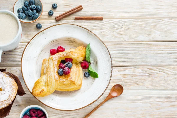 Délicieuse pâtisserie sucrée à base de pâte feuilletée. Gâteau aux baies fraîches sur fond de bois. Copier l'épice — Photo