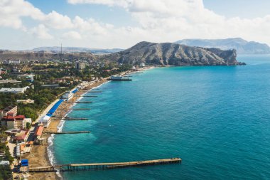 Sudak şehri. Kırım Cumhuriyeti. Dağdan körfeze bak. 12 Ekim 2020