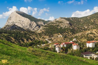 Kırım Cumhuriyeti. Sudak şehri. Dağdan şehrin manzarası. Panorama. 12 Ekim 2020.