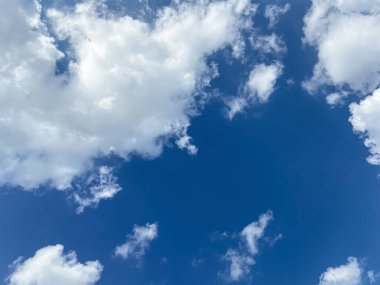 Beyaz bulutlu mavi gökyüzü.