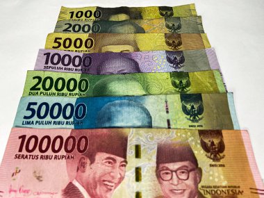 Endonezya Rupiası. Beyaz arka planda izole edilmiş Endonezya rupiah banknotları koleksiyonu