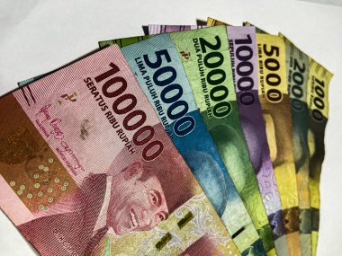 Endonezya Rupiası. Beyaz arka planda izole edilmiş Endonezya rupiah banknotları koleksiyonu