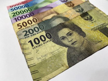 Endonezya Rupiası. Beyaz arka planda izole edilmiş Endonezya rupiah banknotları koleksiyonu