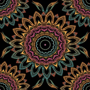 Duvar halısı çiçekli soyut vektör dikişsiz mandala deseni. Süslü renkli desenli arka plan. Dekoratif işlemeli etnik çiçek süsü. Grunge arka fonunu tekrar et. Nakışlı desenli tasarım