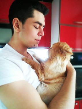 Mutluluk. Kedisi olan genç bir adam. Turuncu Pers Kedisi. Aşık Adam, Hu