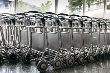 Metal yük arabaları terminalin girişinde kullanıma hazır.