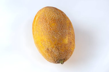 Olgun sarı kavun, beyaz bir zeminde izole edilmiş.