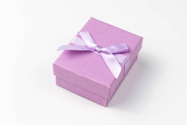 Mor hediye kutusu. Düğün hediyesi. Alyanslar için paketlenmiş hediye kutusu. Sevgililer Günü ya da Kadınlar Günü hediyesi.