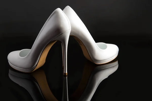 Sapatos Brancos Fundo Preto — Fotografia de Stock