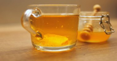 Limon dilimleri çay fincanının içinde dibe çöker ve ekşi içeceğe katkı sağlar. Bal kavanozuna karşı narenciyeli içecek susuzluğu ve temel besinleri korur