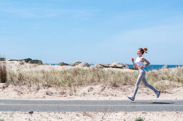 Mujer Fitness Corriendo Playa Feliz Mujer Deportista Corriendo Aire Libre — Foto de Stock