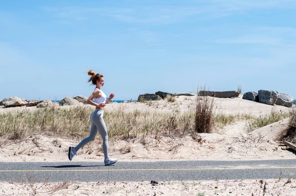 Фитнес Женщина Бегает Пляжу Счастливая Спортивная Женщина Бегает Открытом Воздухе — стоковое фото