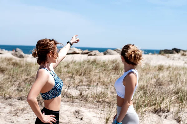 Belas Duas Meninas Olhando Oceano Praia — Fotografia de Stock