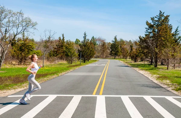 Fitness Vrouw Draait Zebrapad Gelukkig Sportieve Vrouw Buitenshuis Joggen — Stockfoto