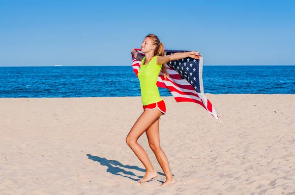 Piękne Patriotyczne Szczęśliwą Kobietą Amerykańską Flagę Która Odbyła Się Ręce — Zdjęcie stockowe