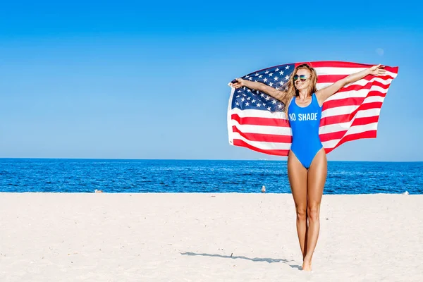 Piękna Kobieta Wesoły Gospodarstwa Amerykańską Flagę Plaży Podróży Flaga Usa — Zdjęcie stockowe