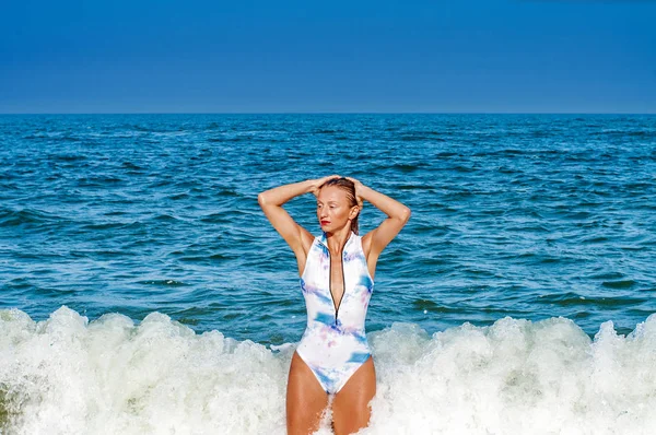 Vacanţă Vară Frumoasa Femeie Bronzată Costum Baie Iese Din Ocean — Fotografie, imagine de stoc