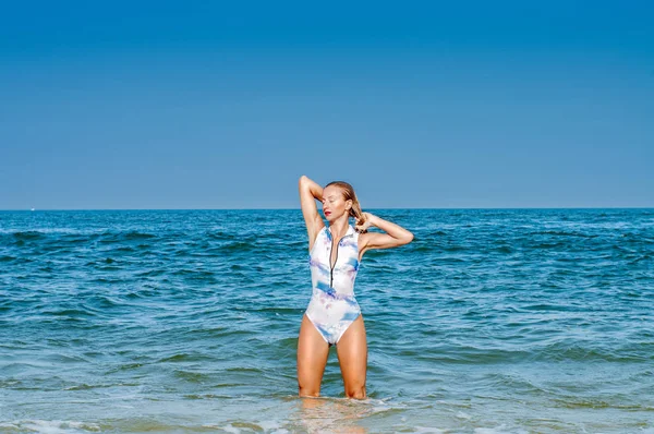 Літня Відпустка Красива Засмагла Жінка Купальнику Виходить Океану Тропічному Пляжі — стокове фото