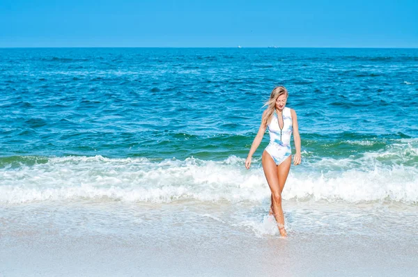 Férias Mulher Bronzeada Bonita Maiô Está Saindo Oceano Andando Praia — Fotografia de Stock