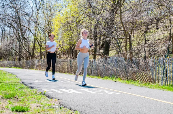 Две Женщины Занимаются Бегом Парке Женские Тренировки Улице — стоковое фото