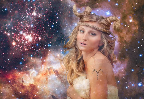 Astrologie Aries Zodiac Teken Aries Vrouw Nacht Hemelachtergrond — Stockfoto