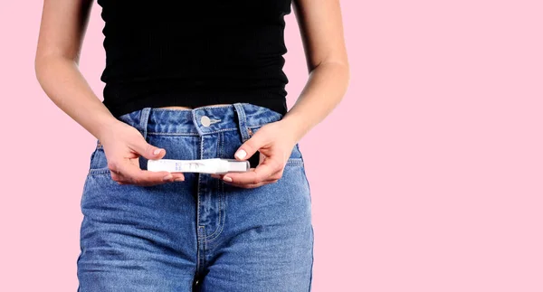 Zwangere Test Vrouw Holdinj Een Positieve Zwangerschapstest — Stockfoto