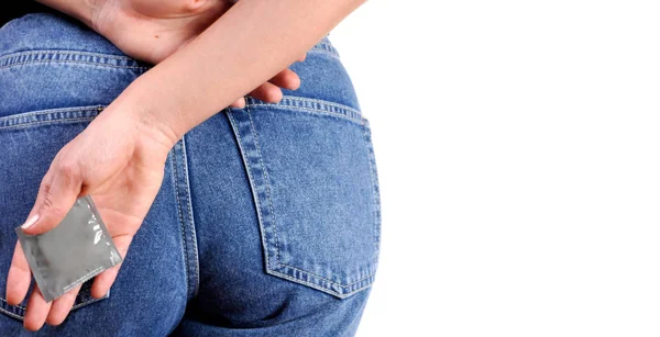 Kadın prezervatif elinde tutuyor. Emniyet konsepti