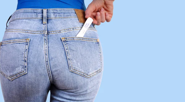 Teste Gravidez Mulher Com Teste Gravidez Jeans Bolso — Fotografia de Stock