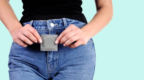 Kadın prezervatif elinde tutuyor. Emniyet konsepti