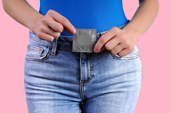 Vrouw Houdt Een Condoom Haar Hand Veiligheidsconcept — Stockfoto