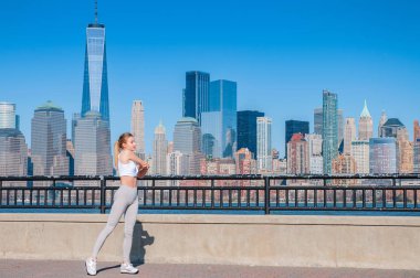 Isınma ve germe kollarını önce sabah eğitim ve çalışma yapıyor atletik genç güzel kadın 