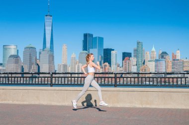 Sağlıklı bir yaşam tarzı. Kadın New York'ta çalışıyor. Fitness Spor Çalıştırıcısı şehirde koşu