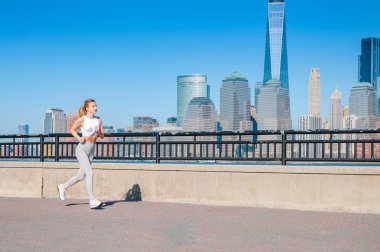 Sağlıklı bir yaşam tarzı. Kadın New York'ta çalışıyor. Fitness Spor Çalıştırıcısı şehirde koşu
