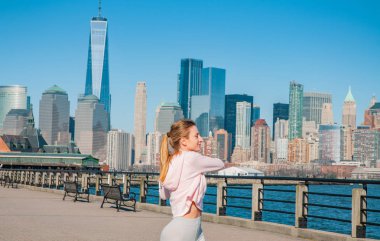 Isınma ve germe kollarını önce sabah eğitim ve çalışma yapıyor atletik genç güzel kadın 