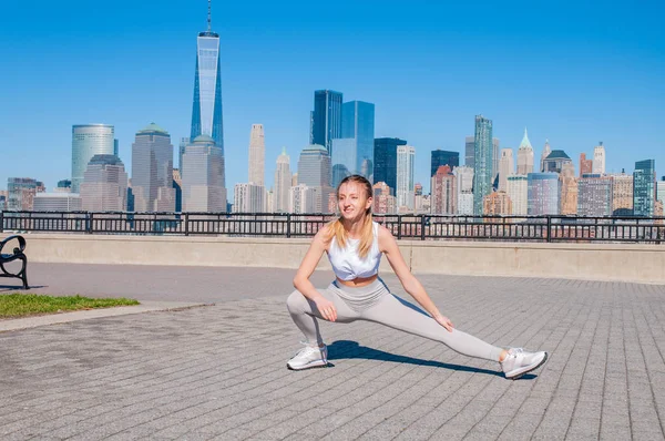 Атлетичная Молодая Женщина Растягивает Ноги Перед Бегом Нью Йорке — стоковое фото