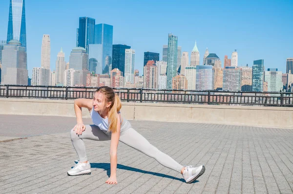 Atlética Joven Mujer Estirando Las Piernas Antes Correr Nueva York — Foto de Stock