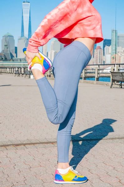 Атлетичная Молодая Женщина Растягивает Ноги Перед Бегом Нью Йорке — стоковое фото