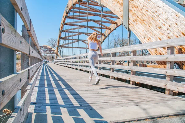 Femeie Frumoasă Traversează Podul Stil Viață Sportiv Jogging — Fotografie, imagine de stoc