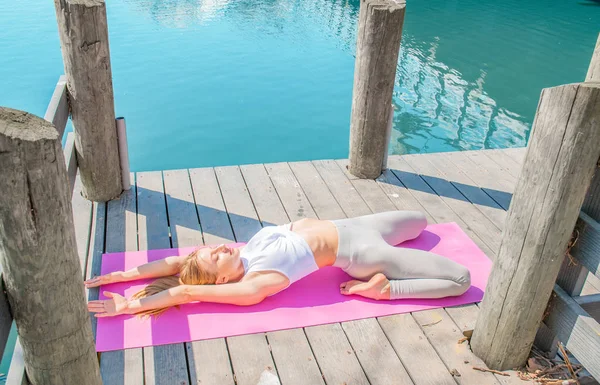Femeie Frumoasă Care Practică Yoga Lângă Lac Conceptul Calm Meditație — Fotografie, imagine de stoc