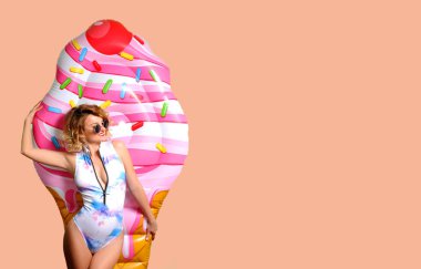 Yaz tatili. Güneş kadın bikini ile şişme yatak dondurma keyfi