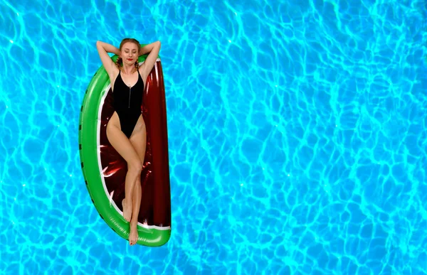 Vacanze Estive Godendo Abbronzatura Donna Bikini Sul Materasso Gonfiabile Piscina — Foto Stock