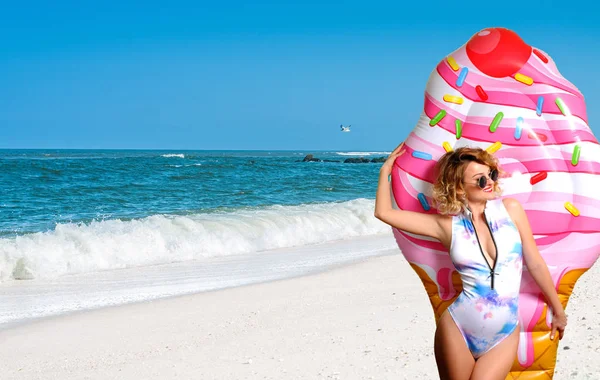 Férias Verão Desfrutando Mulher Bronzeada Sol Biquíni Com Colchão Inflável — Fotografia de Stock