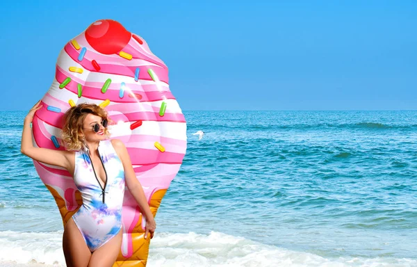 Літні Канікули Насолоджуючись Засмаглою Жінкою Бікіні Надувним Матрацом Морозивом Пляжі — стокове фото