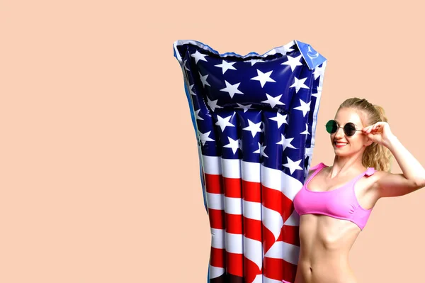Nyári Vakáció Barnító Bikini Felfújható Matrac Amerikai Zászló Tengerparton Élvezi — Stock Fotó