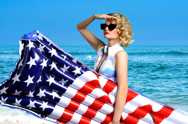 Letnie Wakacje Ciesząc Się Opalenizna Kobieta Bikini Nadmuchiwany Materac Amerykańską — Zdjęcie stockowe