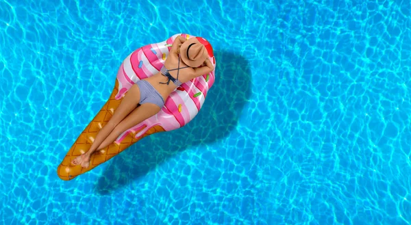 Vacanze Estive Godendo Abbronzatura Donna Bikini Sul Materasso Gonfiabile Piscina — Foto Stock