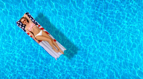 Vacances Été Profiter Bronzage Femme Bikini Sur Matelas Gonflable Dans — Photo